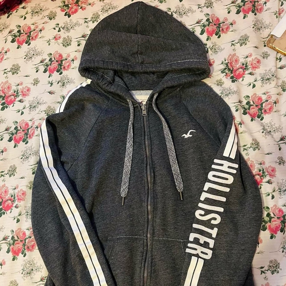Hollister Co. Grey Zip Up Hoodie
Large 🖤